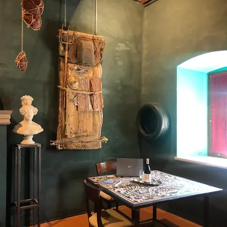 Torre Caetani- Night In A Medieval Tower ゲストハウス 4*