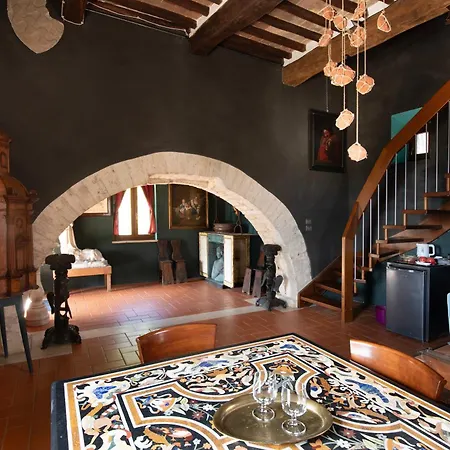 Torre Caetani- Night In A Medieval Tower בית הארחה 4*