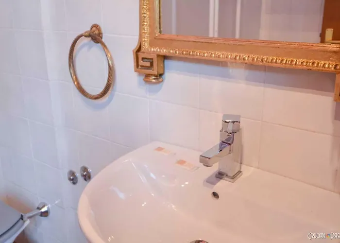 Gasthof Torre Caetani- Night In A Medieval Tower